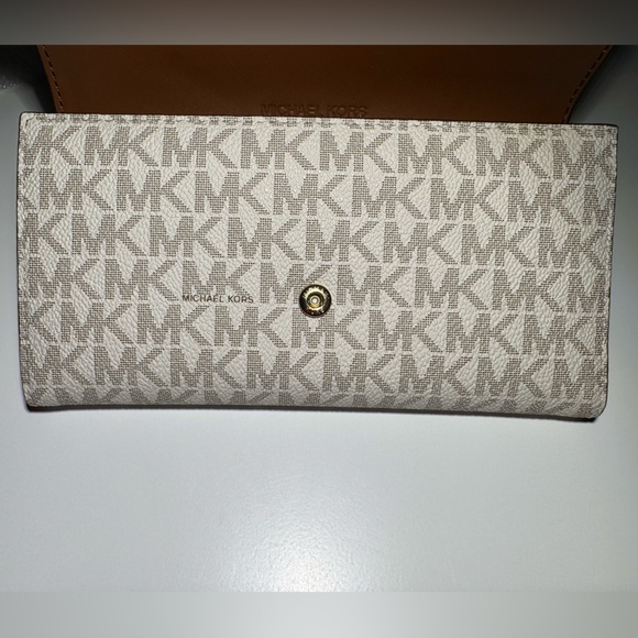 Michael Kors Monogram Vanilla Jet Set Trifold Wallet - Picture 4 of 6